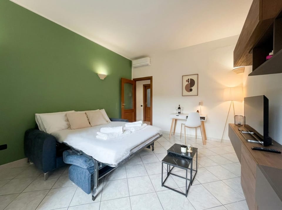 Bed, TV and multimedia, Living room, Seating area