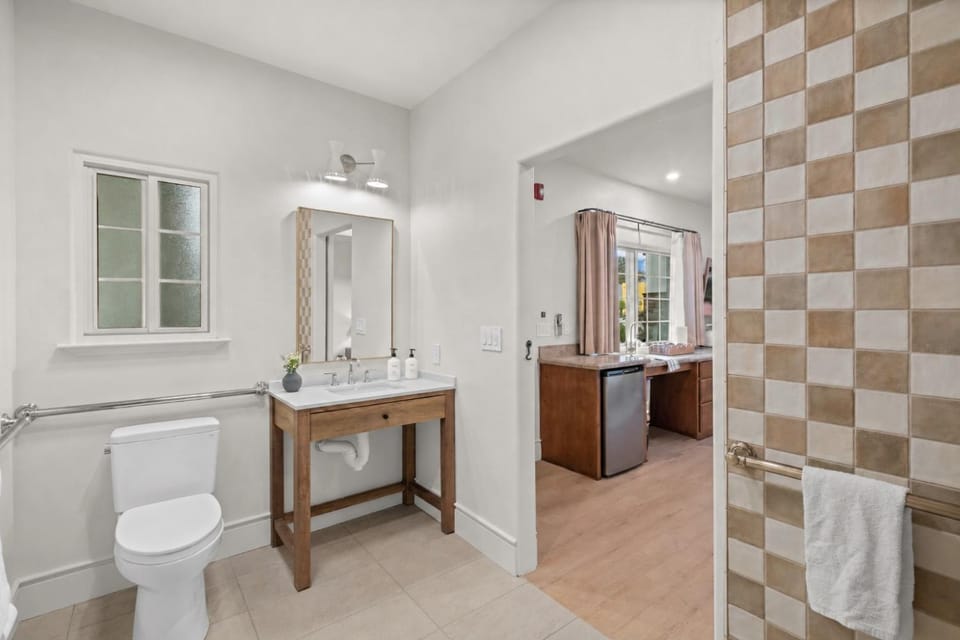 Toilet, Bathroom, towels