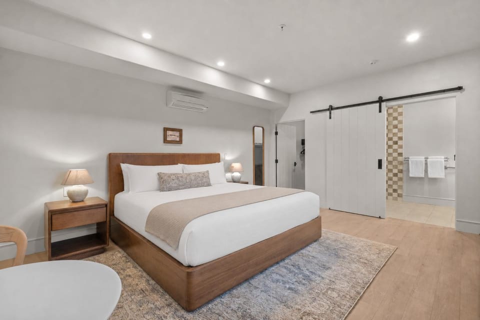 Bed, Photo of the whole room