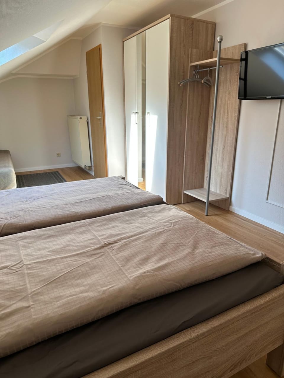 Bed, TV and multimedia, Bedroom, wardrobe