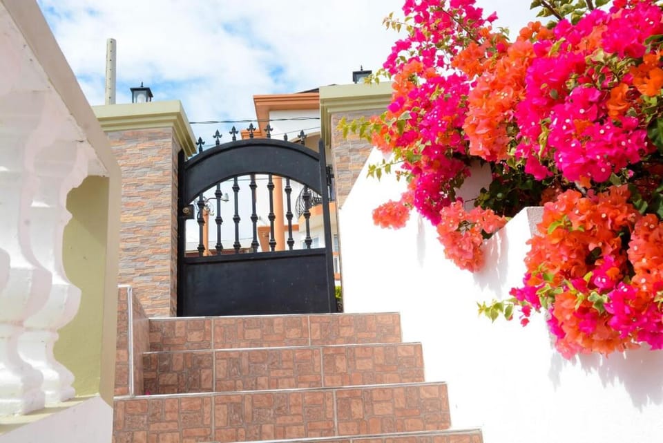 Snowbird Friendly - Seaview Balcony - Fast Wifi and AC Apartment in Runaway Bay