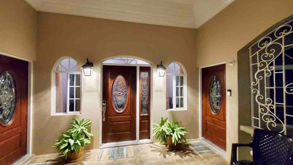 Snowbird Friendly - Seaview Balcony - Fast Wifi and AC Apartment in Runaway Bay