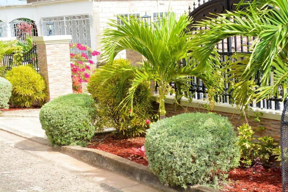 Snowbird Friendly - Seaview Balcony - Fast Wifi and AC Apartment in Runaway Bay