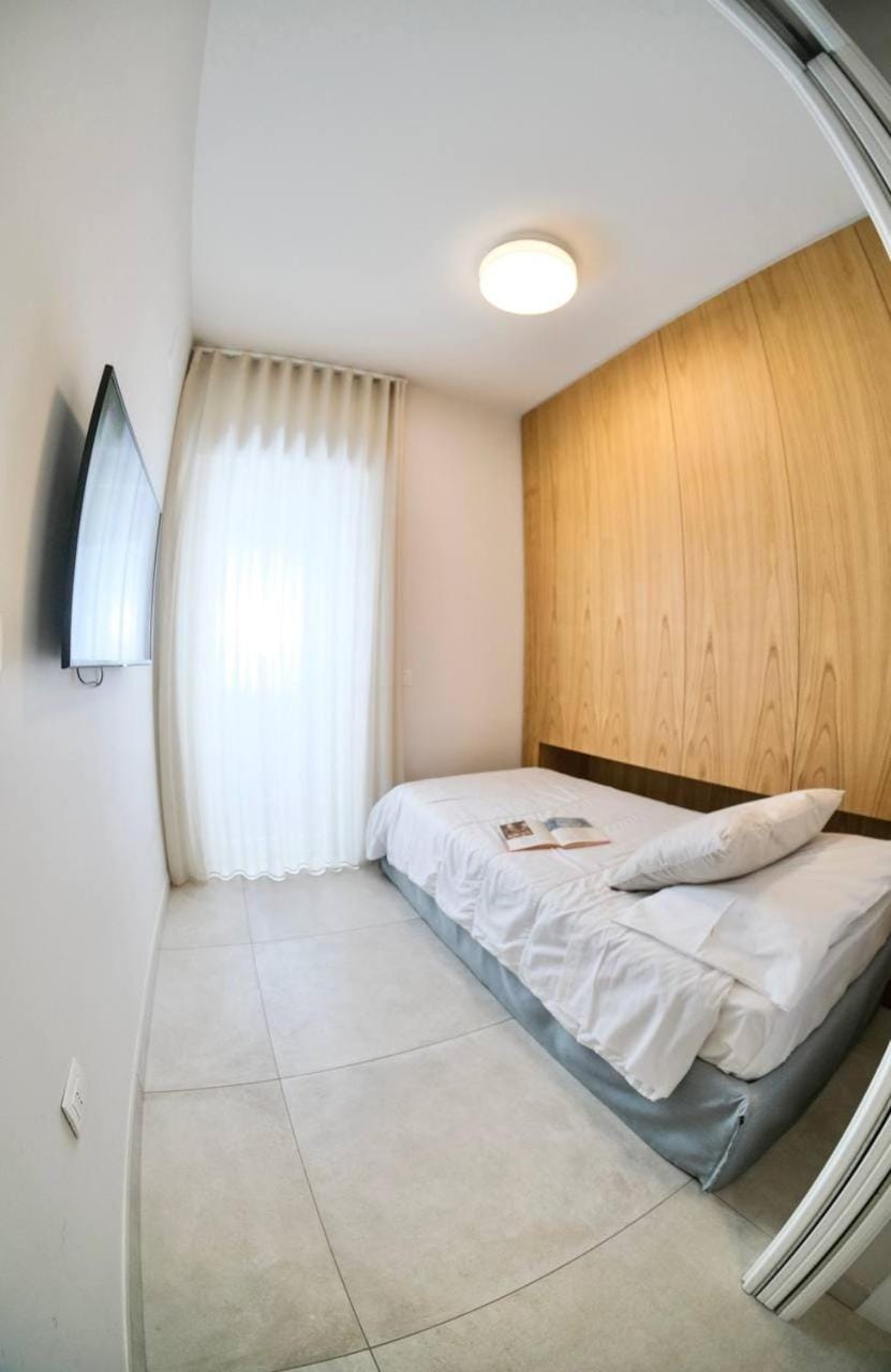 Bed, TV and multimedia, Bedroom
