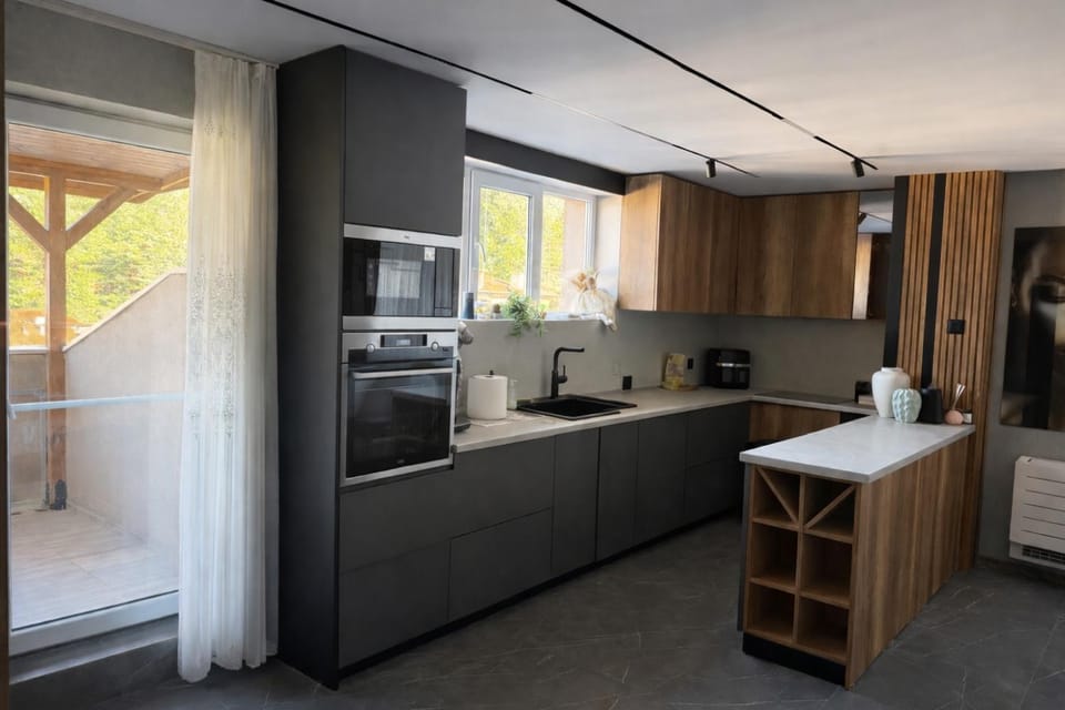 Coffee/tea facilities, Kitchen or kitchenette, dishwasher, oven, stove
