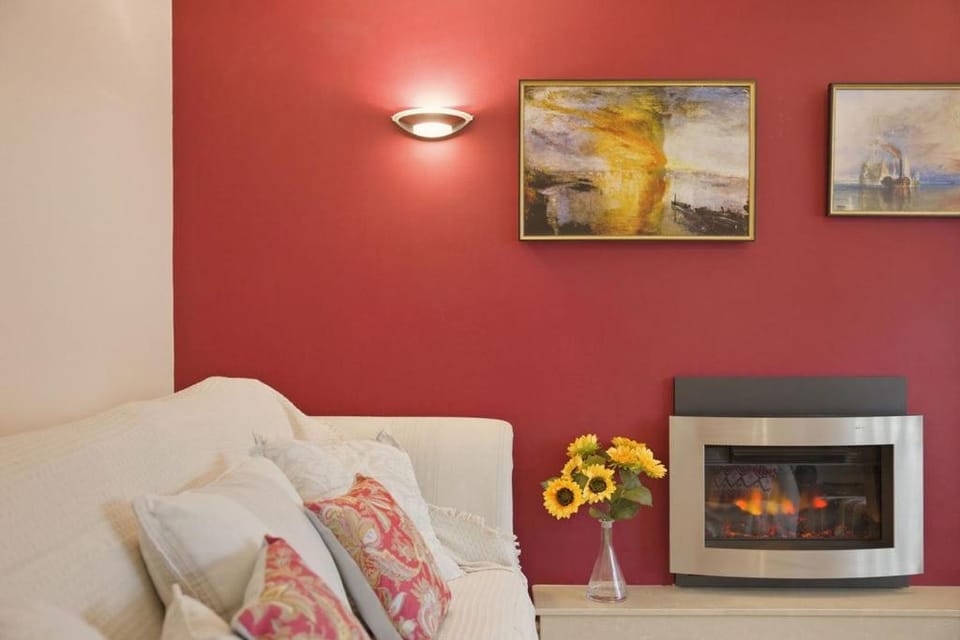 Communal lounge/ TV room, TV and multimedia, Seating area, fireplace