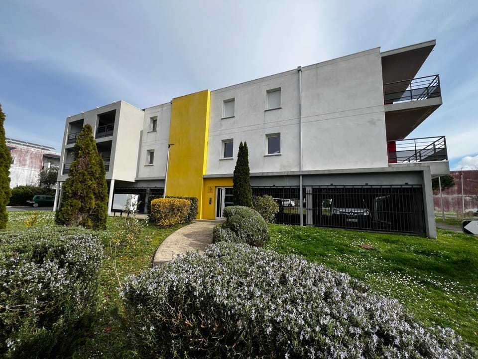 Grand Studio, coin nuit séparé, terrasse et garage privatif Apartment in Royan