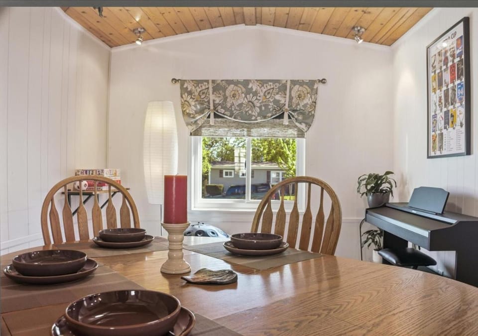 Activities, Game Room, Seating area, Dining area, Family