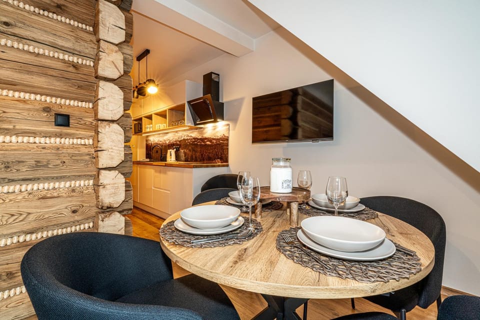 Kitchen or kitchenette, Living room, Seating area, Dining area