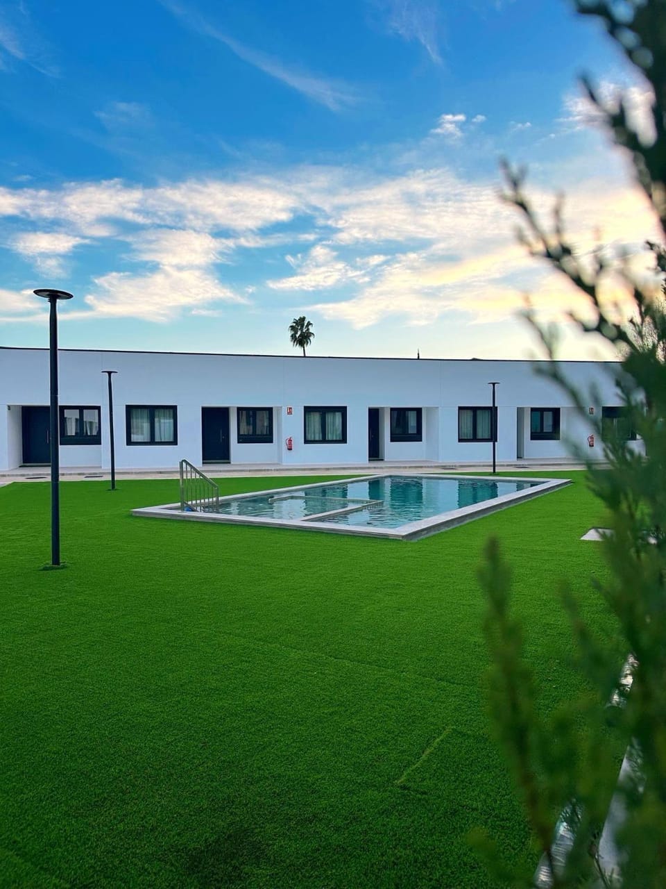 Property building, Day, Garden, Solarium, Balcony/Terrace, Pool view, Swimming pool, Swimming pool