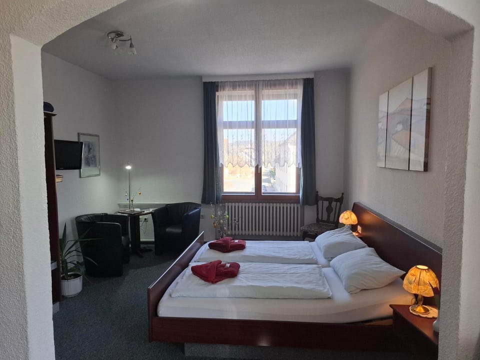 Bed, TV and multimedia, Photo of the whole room, Bedroom, towels