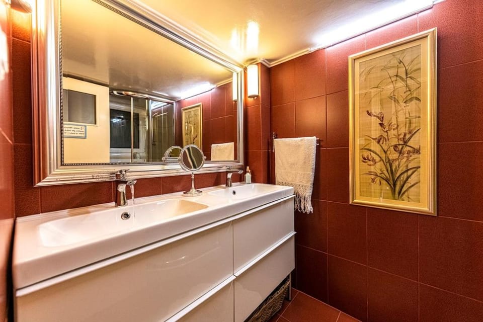 Modern 2BR Apt with View 2 King Beds & 1Gbps Fiber Internet Apartment in Athens