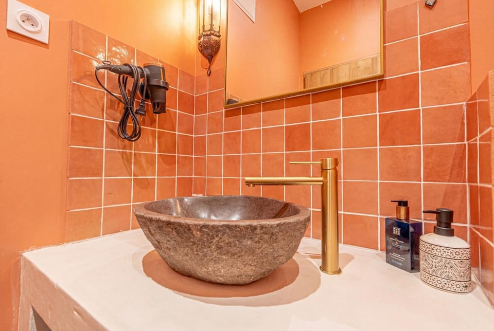 Bathroom, hair dryier, towels