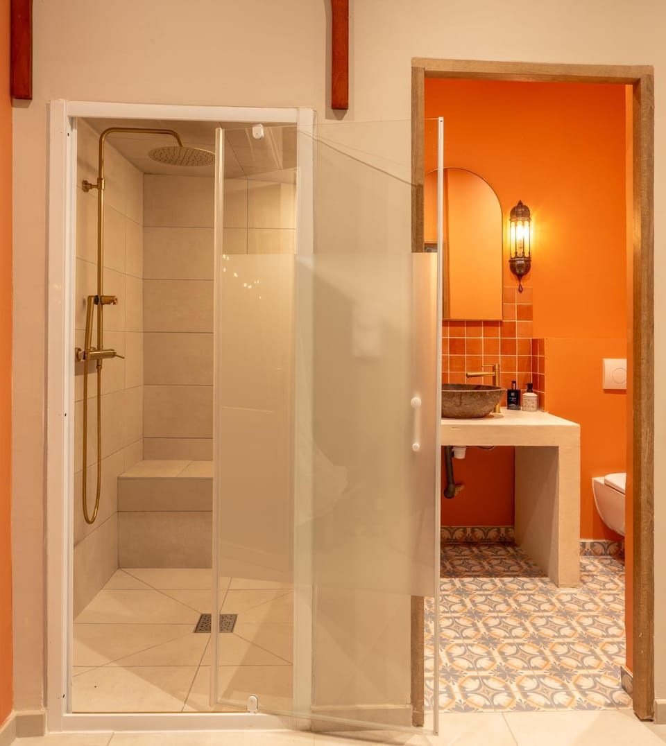 Shower, Toilet, Bathroom, heating, towels, air conditioner