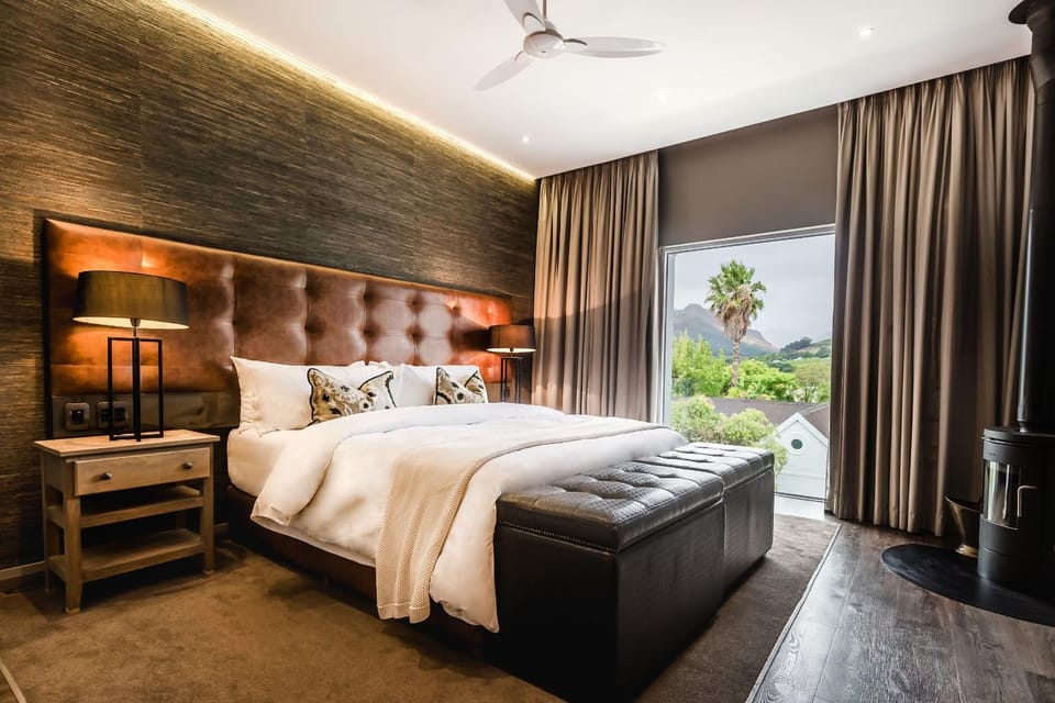 Bed, Photo of the whole room, Bedroom, Mountain view, fireplace