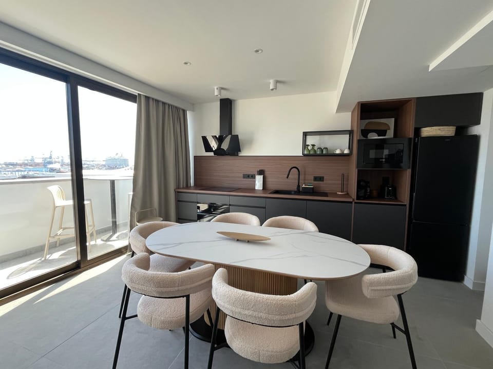 Kitchen or kitchenette, Dining area