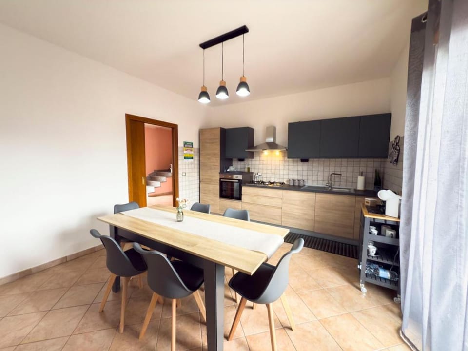 Kitchen or kitchenette, Dining area, oven
