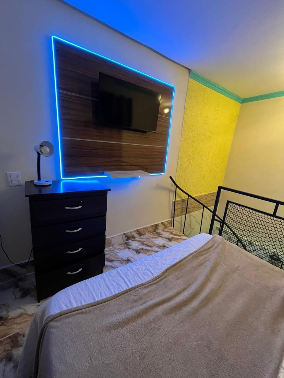 Bed, TV and multimedia, Photo of the whole room, Bedroom