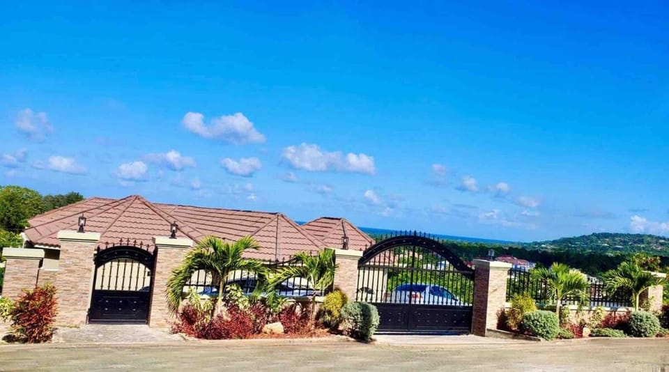 Modern Winter Retreat with Seaview Balcony & WiFi & AC Apartment in Runaway Bay
