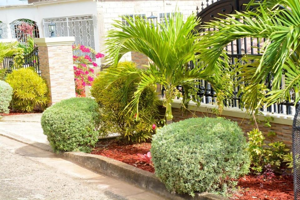 Modern Winter Retreat with Seaview Balcony & WiFi & AC Apartment in Runaway Bay