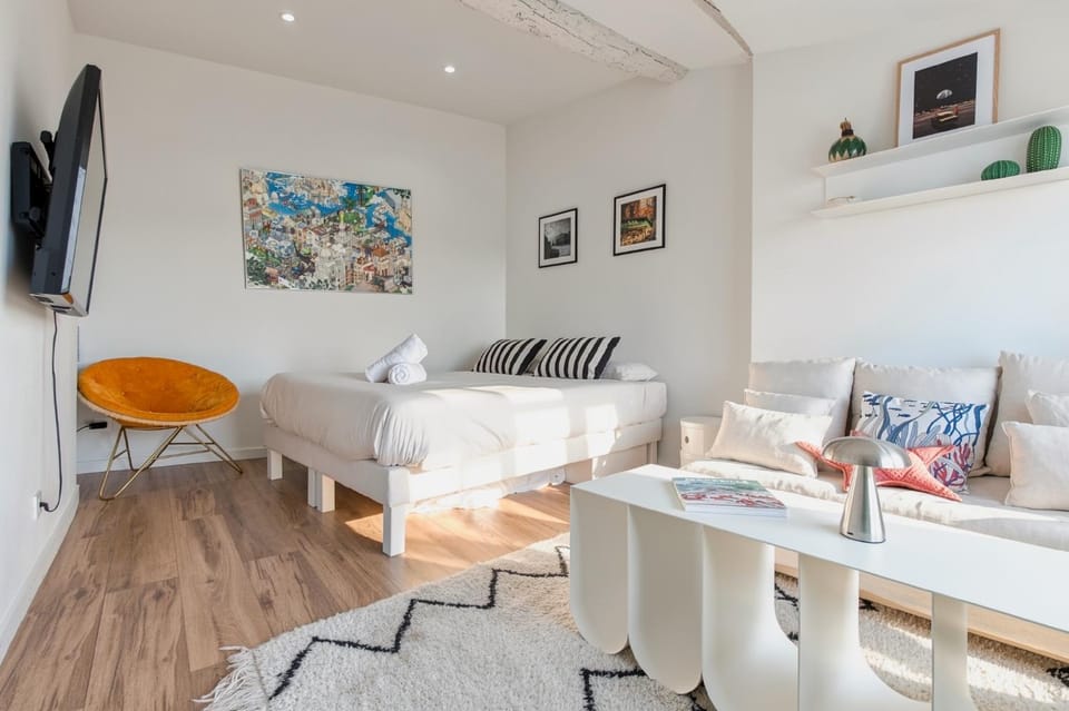 Bed, Living room, Photo of the whole room, Seating area