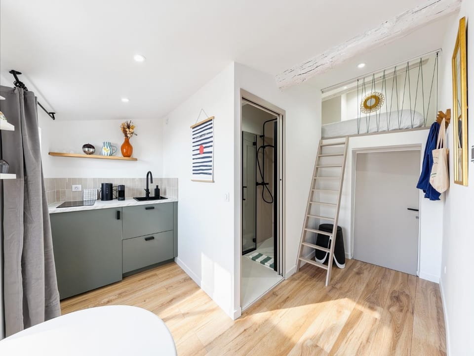 Kitchen or kitchenette, towels