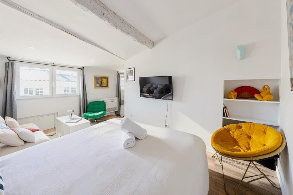 Bed, TV and multimedia, Living room, Photo of the whole room