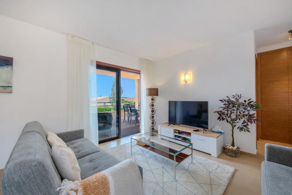 Casa Trilhos do Sol, Your Retreat Near the Sea Apartment in Luz