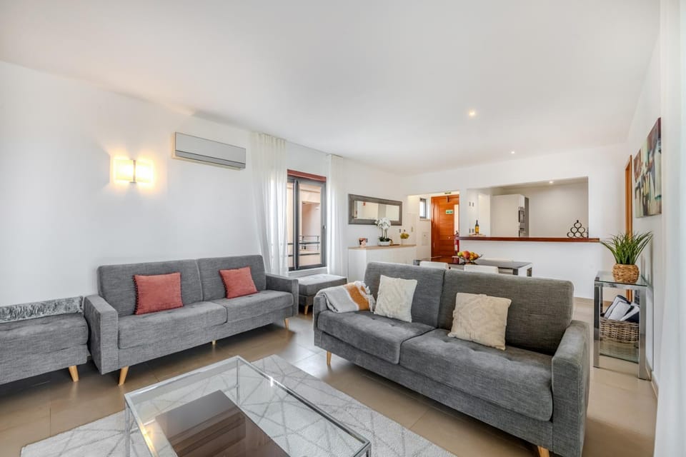 Casa Trilhos do Sol, Your Retreat Near the Sea Apartment in Luz