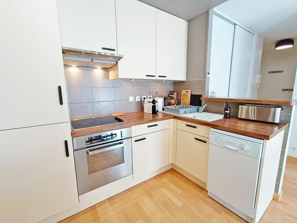 Coffee/tea facilities, Kitchen or kitchenette, dishwasher, oven, stove, toaster