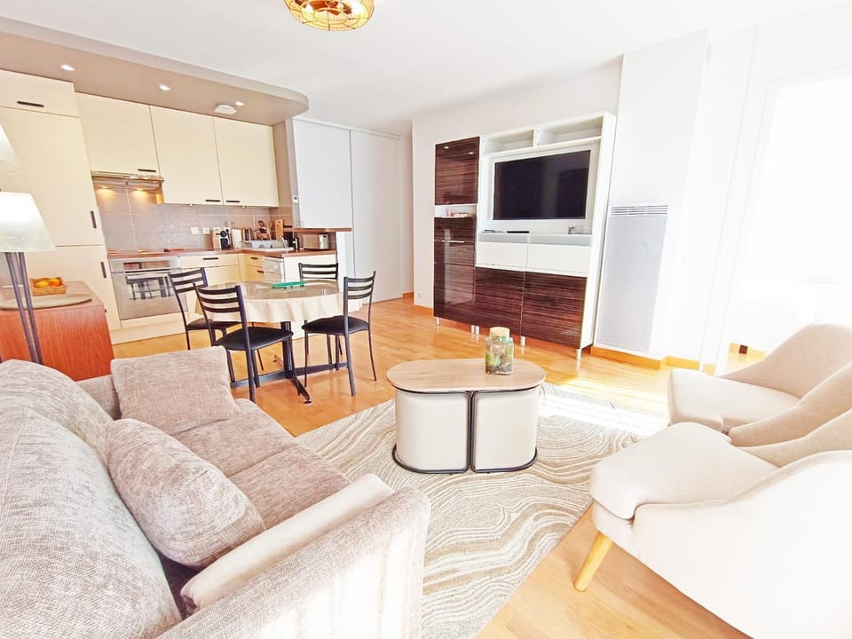 TV and multimedia, Kitchen or kitchenette, Living room, Seating area, Dining area