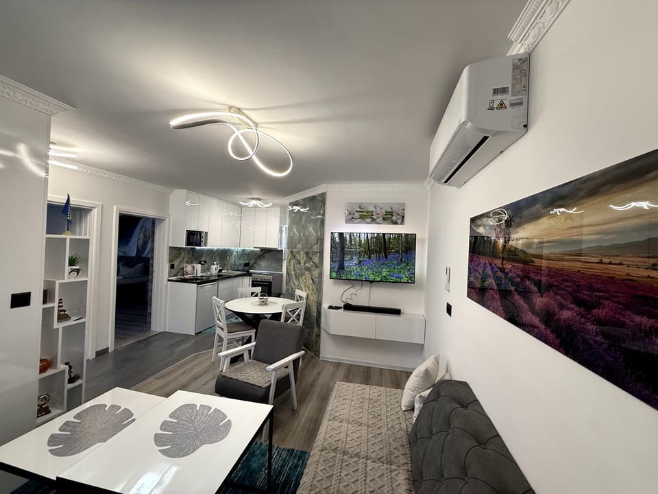 TV and multimedia, Seating area, Dining area