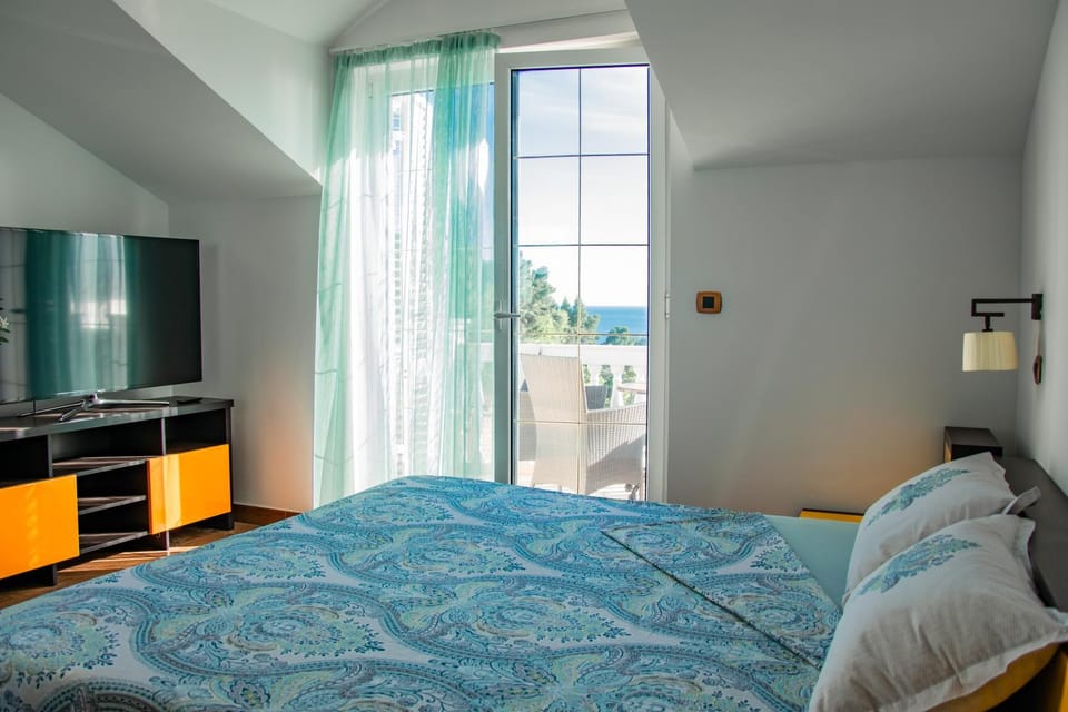 Bed, TV and multimedia, Bedroom