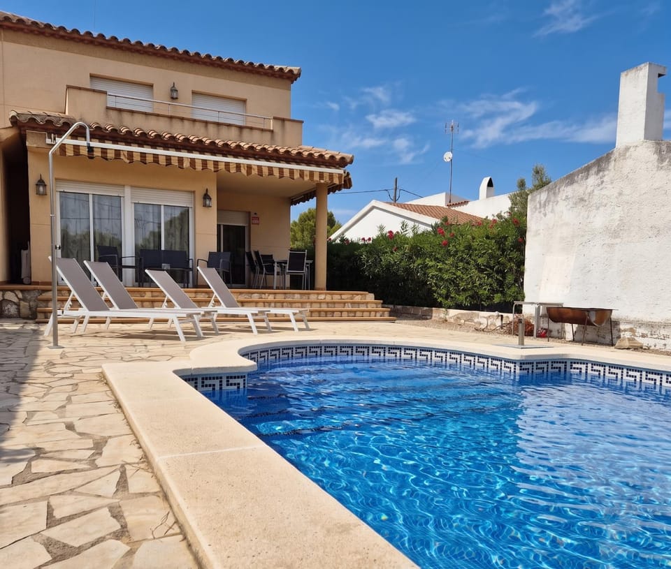 Property building, Patio, Day, Pool view, Swimming pool, sunbed