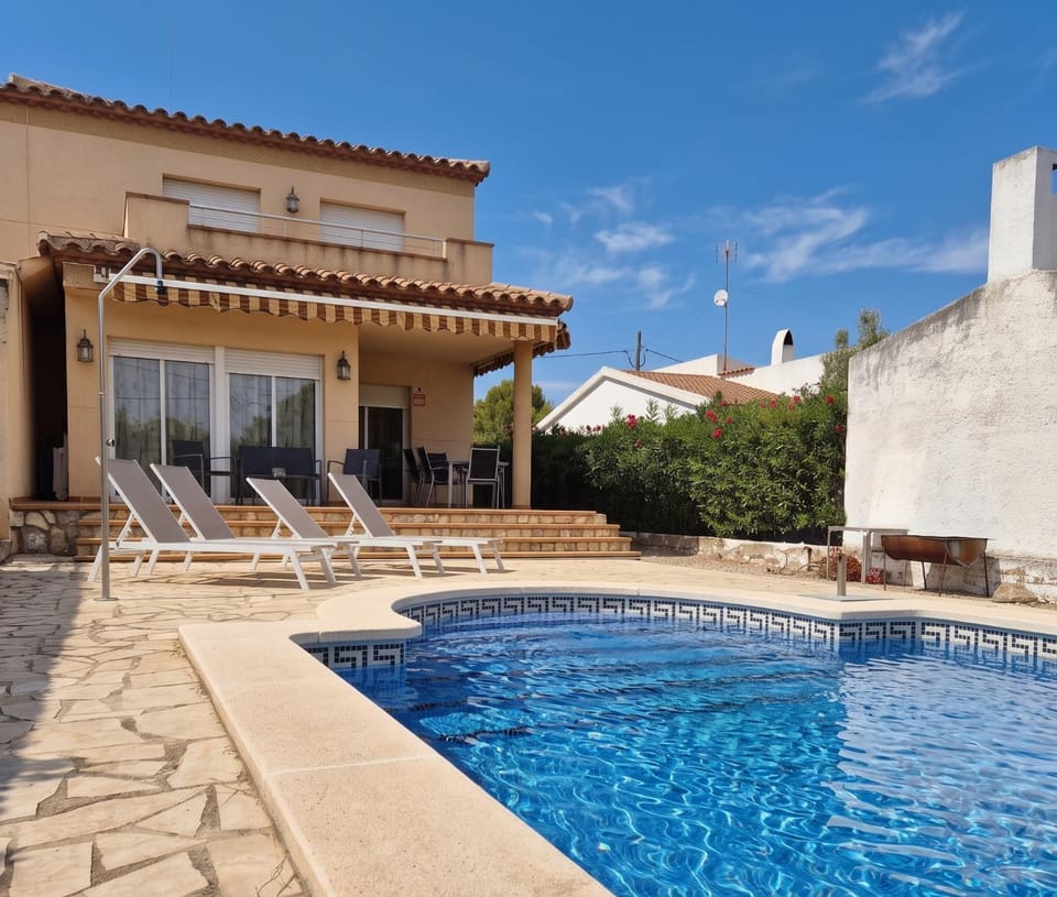 Property building, Patio, Day, Pool view, Swimming pool, sunbed