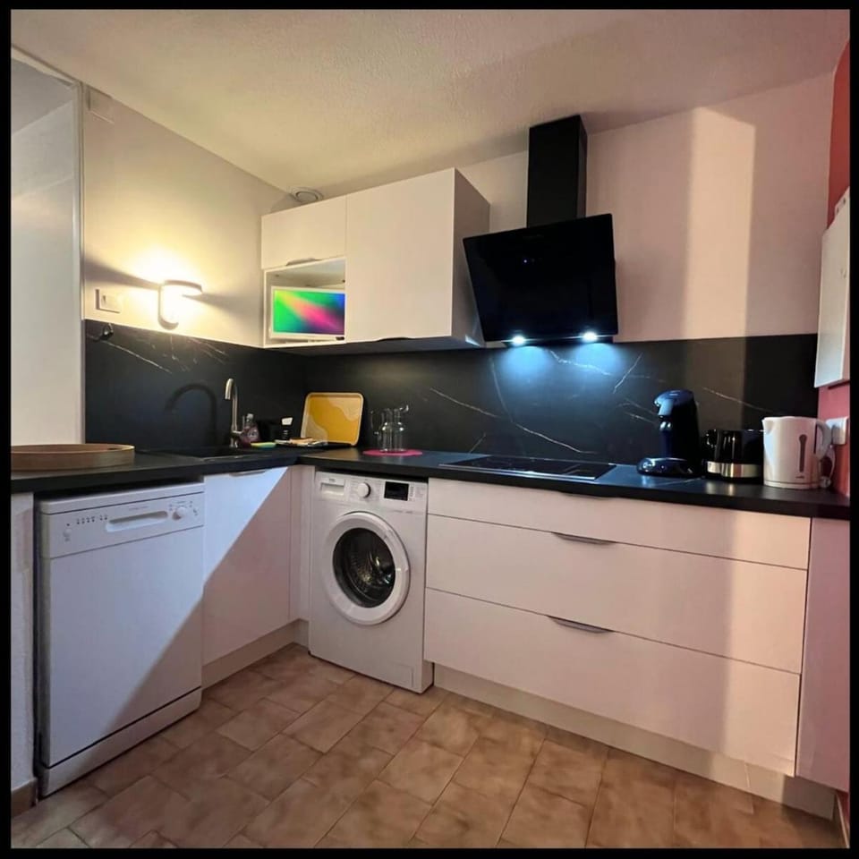 Coffee/tea facilities, dishwasher, washing machine, kitchen