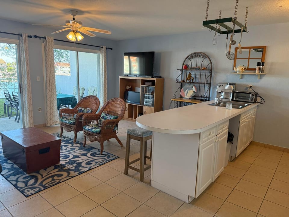 Kitchen or kitchenette, Dining area, minibar