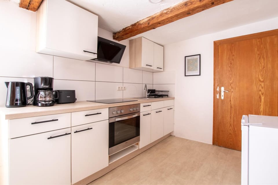 Coffee/tea facilities, Kitchen or kitchenette, oven, stove, toaster