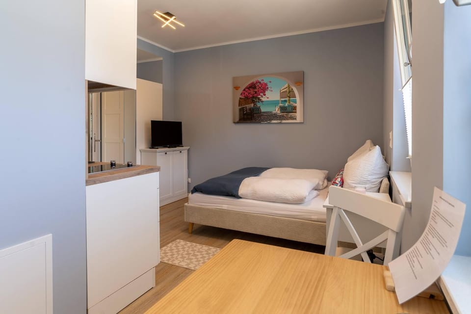 TV and multimedia, Photo of the whole room, Seating area, Bedroom