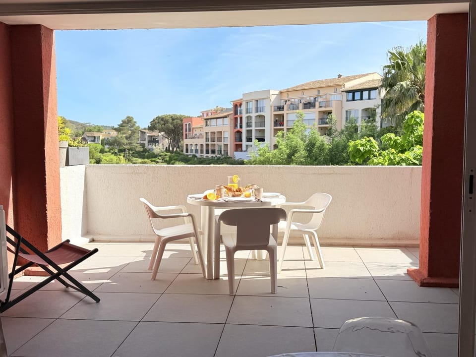 Patio, View (from property/room), Balcony/Terrace, Living room, Seating area