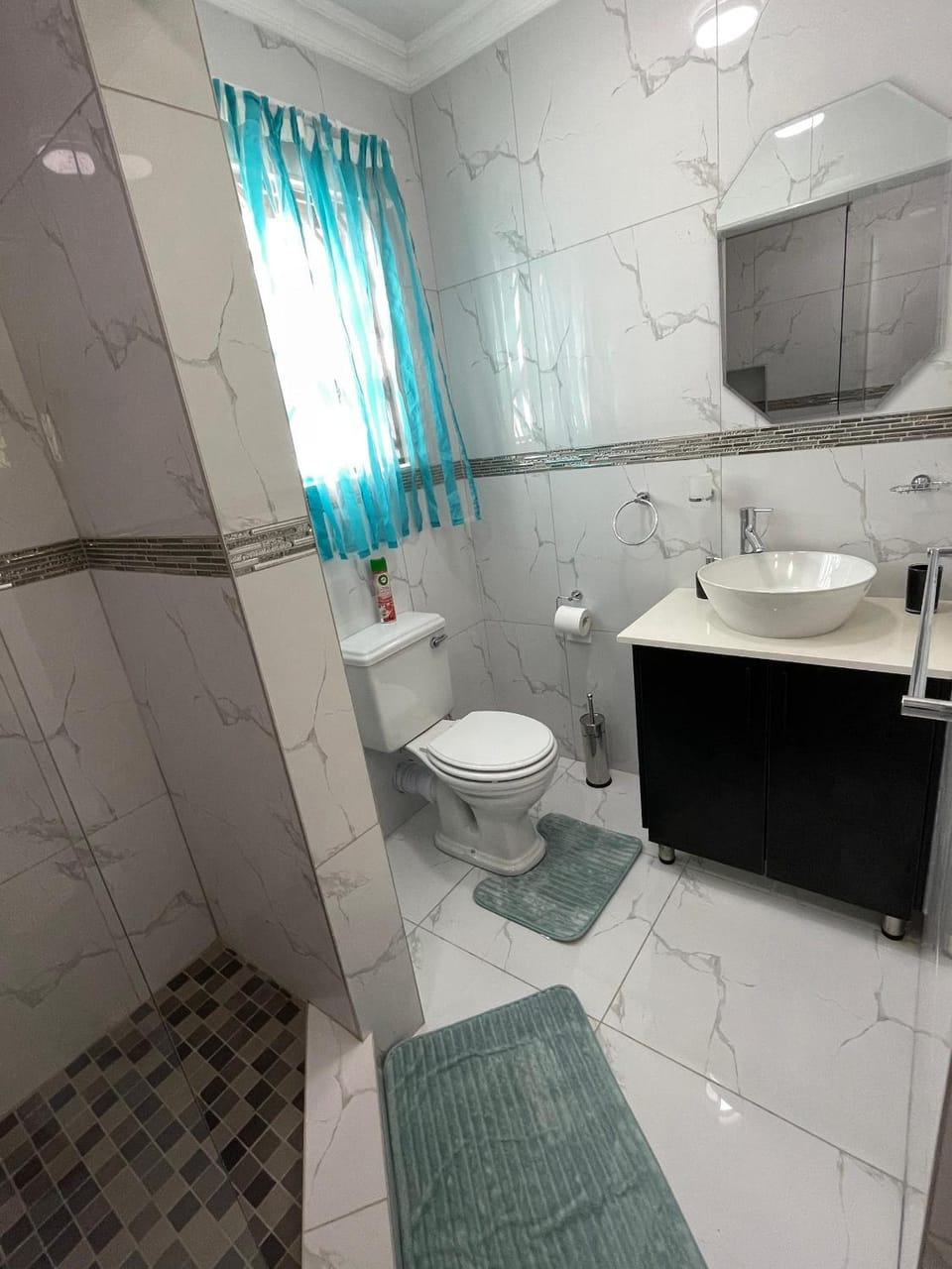 Shower, Toilet, Bathroom, towels
