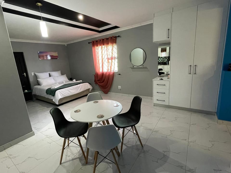 Bed, Kitchen or kitchenette, Photo of the whole room, Dining area, Bedroom