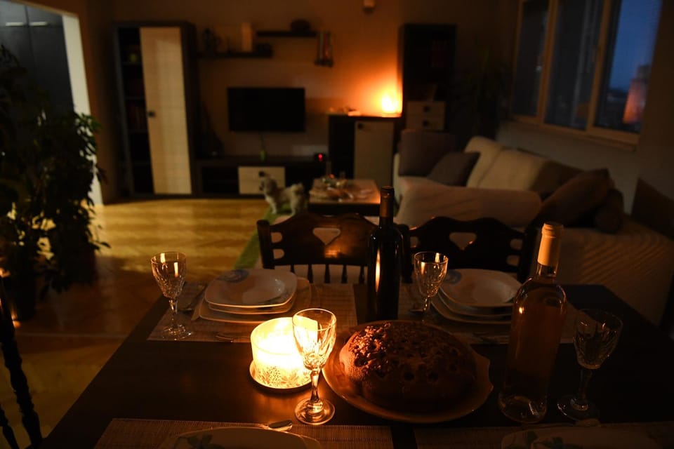 TV and multimedia, Living room, Food and drinks, Seating area, Dining area, Food, Drinks