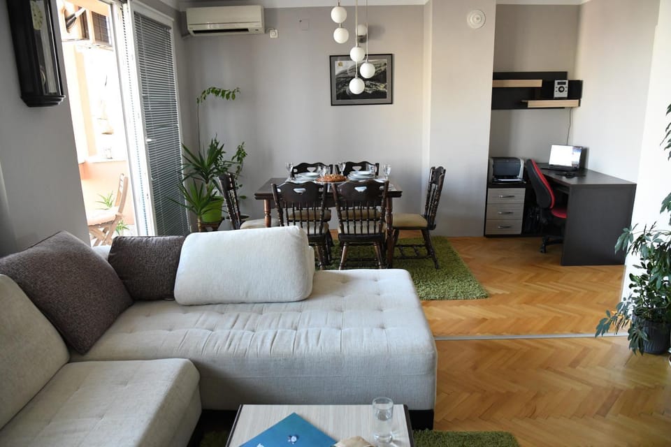 Living room, Seating area, Dining area, air conditioner