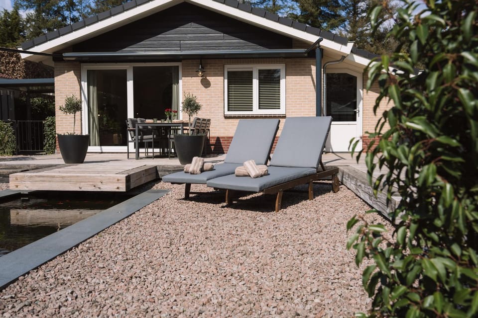 Property building, Day, Garden, Garden view, sunbed
