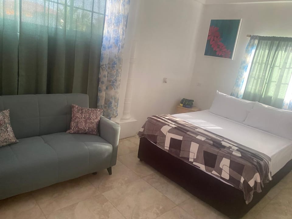 2 Poolside Suites - 5 mins from Airport, Beaches in Bon Accord Bed and Breakfast in Crown Point