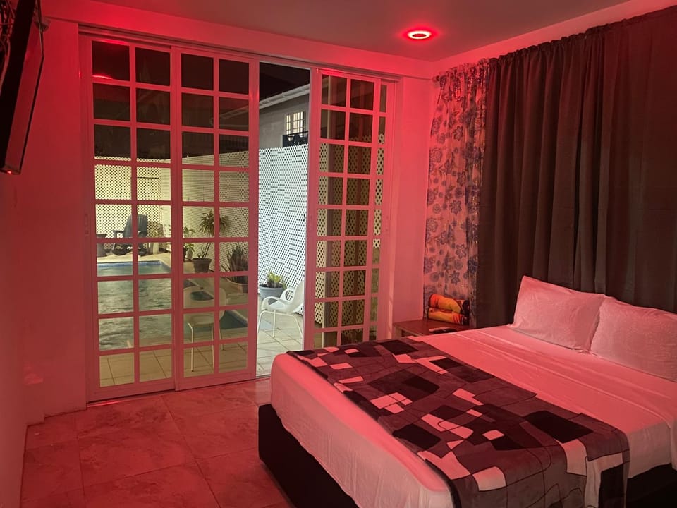 2 Poolside Suites - 5 mins from Airport, Beaches in Bon Accord Bed and Breakfast in Crown Point