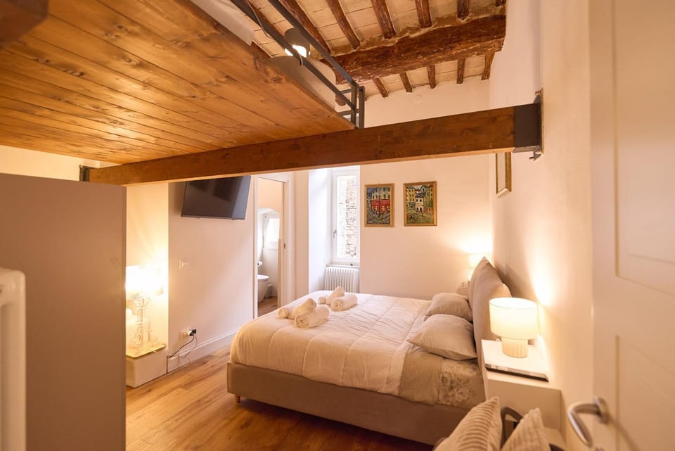 Bed, TV and multimedia, Photo of the whole room, Bedroom, towels