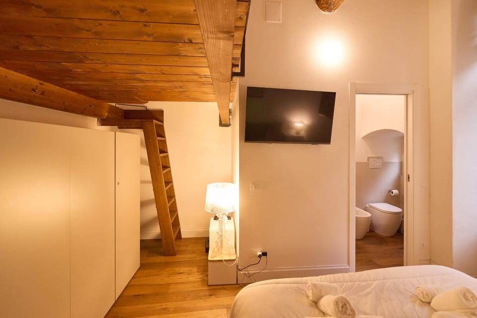Bed, TV and multimedia, Photo of the whole room, Bedroom, towels, wardrobe