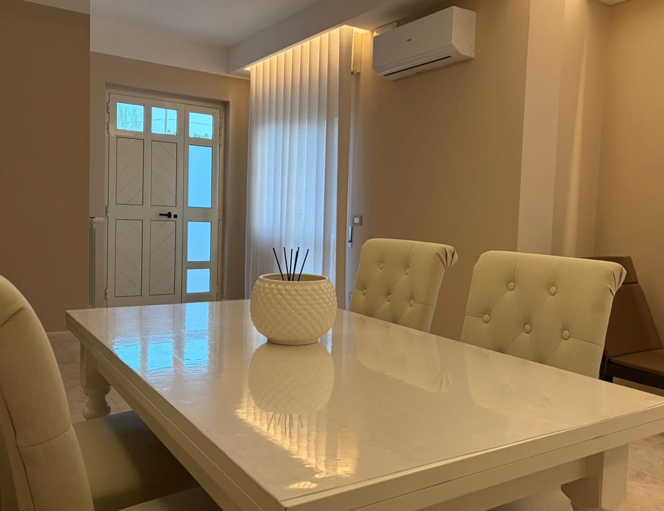 Dining area, kitchen